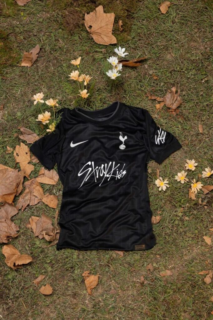 스트레이 키즈 X 토트넘 핫스퍼 컬래버레이션 유니폼 이미지 1