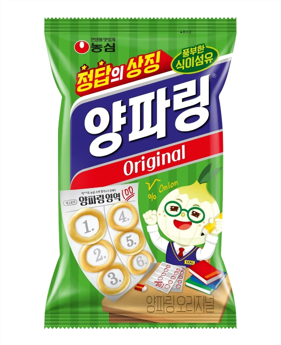 [뉴스콕] 수능 한 달 전, 스타벅스부터 정관장까지! '>출처 = 농심
<p>수능이 한 달 앞으로 다가오면서 식품업계가 '합격'과 '행운'을 키워드로 대대적인 수험생 응원 마케팅에 돌입했습니다. 업계는 단기 매출 증대뿐 아니라 감성적인 브랜드 이미지 구축을 목표로 합니다.</p>
<p>각 브랜드는 수험생을 위한 '실용성'과 '감성'을 모두 충족시키는 제품을 선보입니다. 스타벅스는 네잎클로버 디자인의 도시락과 보온병 등을 온라인 한정 판매하며 선물 수요를 집중 공략합니다. hy는 수험생 건강식품 3종을 출시하며 한 제품을 구매한 고객에게 '수능 합격 손목시계'를 선착순으로 증정합니다. 정관장은 인기 건강 음료와 '수능 샤프'를 증정하며 수험생에게 꼭 필요한 실용적인 아이템을 제공합니다. 반면 농심은 '정답'을 연상시키는 동그라미 모양의 양파링을 활용해 '수능 응원 한정판 패키지'와 함께, 수험생 응원 사연 이벤트를 진행하여 수험생과 가족들의 감성을 자극하는 마케팅에 집중하고 있습니다. <a href=