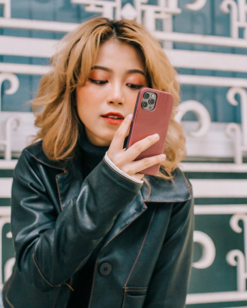 오하아사로 알아보는 마케팅 공식: 오늘 당신의 운세는? 13 스마트폰을 보는 여성