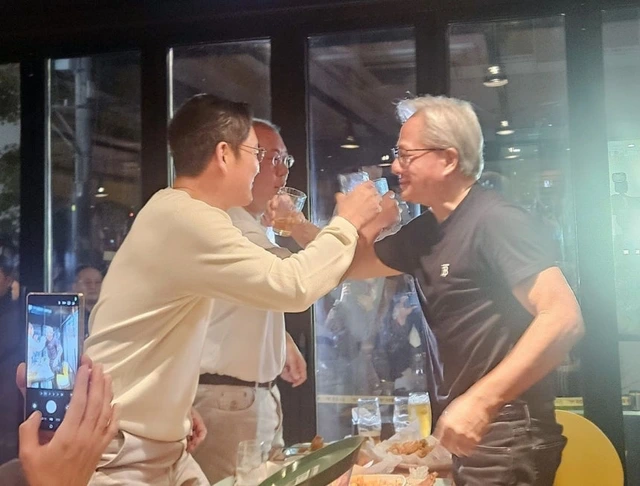 [뉴스콕] '>출처 = 연합뉴스
<p>젠슨 황 엔비디아 CEO, 이재용 삼성전자 회장, 정의선 현대차그룹 회장의 만남이 깐부치킨을 필두로 한국의 식음료 제품에 강력한 마케팅 파급 효과를 가져왔습니다. 이른바 '깐부회동'이 열린 깐부치킨은 다음 날 배달앱 검색 순위 1위를 차지하며 즉각적인 매출 상승 효과를 얻었습니다. 젠슨 황 CEO는 직접 