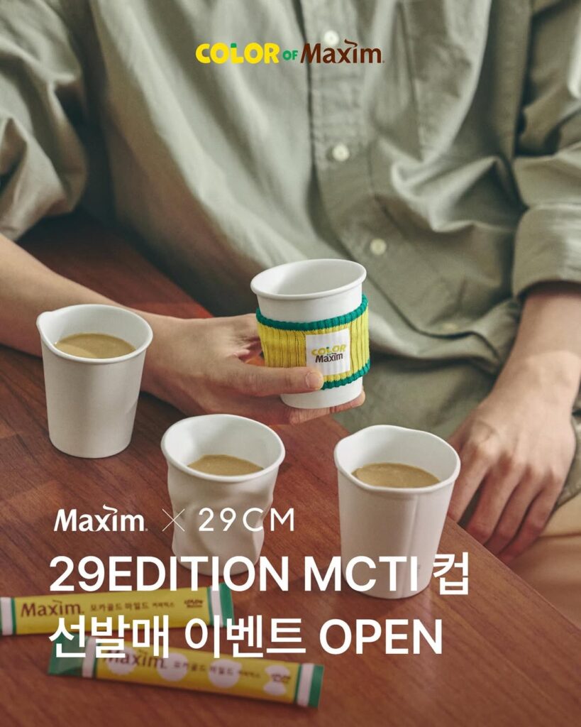 맥심은 왜 구겨진 종이컵을 도자기로 구워냈을까? 9 맥심 X 29CM 콜라보레이션 한정판 굿즈 '29EDITION MCTI 도자기 컵' 연출 이미지. 찌그러진 종이컵 모양의 독특한 디자인과 전용 니트 슬리브.