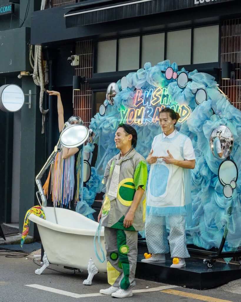 공간을 새롭게 활용하는 10-11월 최신 마케팅 레퍼런스 (팝업, 전시회 , OOH) 47 공간 마케팅 레퍼런스 러쉬 팝업 시에터