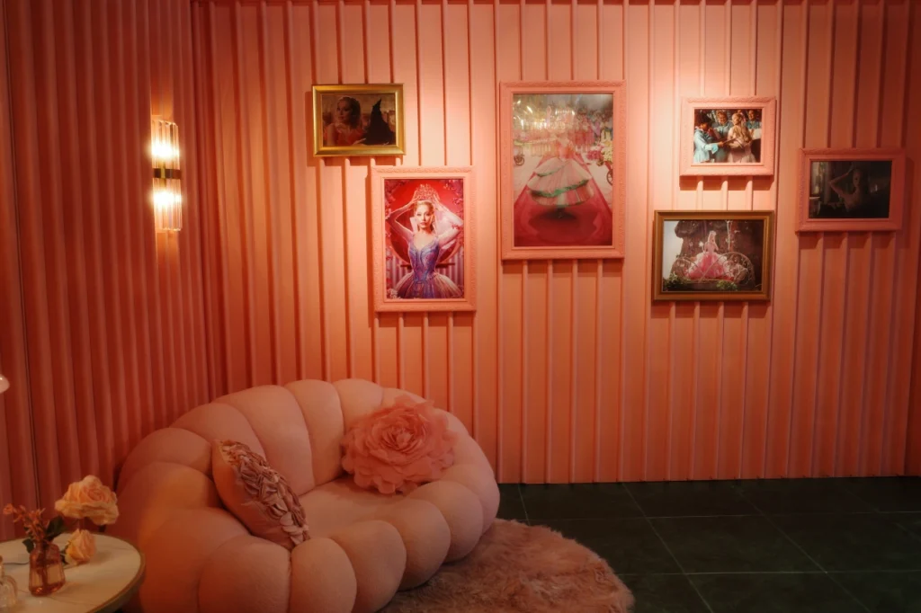 1년 공백을 인터미션으로: 영화 '위키드', IP 마케팅의 연결고리 전략 18 소마코R0005159