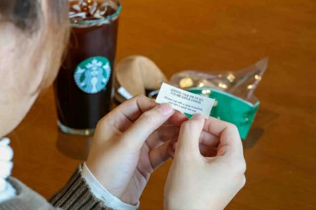 [뉴스콕] "붉은 말의 에너지를 담았다!" 식품업계, 2026 병오년 '>출처 = 스타벅스
<p>식품 및 베이커리 업계가 2026년 새해를 상징하는 '붉은 말'을 키워드로 한 체험형 이벤트와 신제품 출시 경쟁에 돌입했습니다. 스타벅스는 선착순 경품에 '골드 코인'이라는 강력한 혜택을 더해 고객 참여를 유도했고, 연세유업은 CU 편의점을 통해 붉은 말 콘셉트의 딸기 생크림빵 등 디저트 시리즈를 순차적으로 공개합니다. 뚜레쥬르는 유니콘 디자인을 차용한 신년 케이크로 밝은 분위기를 강조했습니다. 카페 프랜차이즈들의 가격 공세도 이어져, 파스쿠찌는 정기 세일인 '파스쿠찌 데이' 혜택을 강화하고 빽다방은 새해 맞이 말차 메뉴 할인 행사를 펼칩니다. 업계에서는 연초의 활기찬 분위기를 반영한 한정판 마케팅이 브랜드에 대한 신선함을 부여하고 단기적인 매출 상승을 이끌 것으로 기대하고 있습니다. <a href=