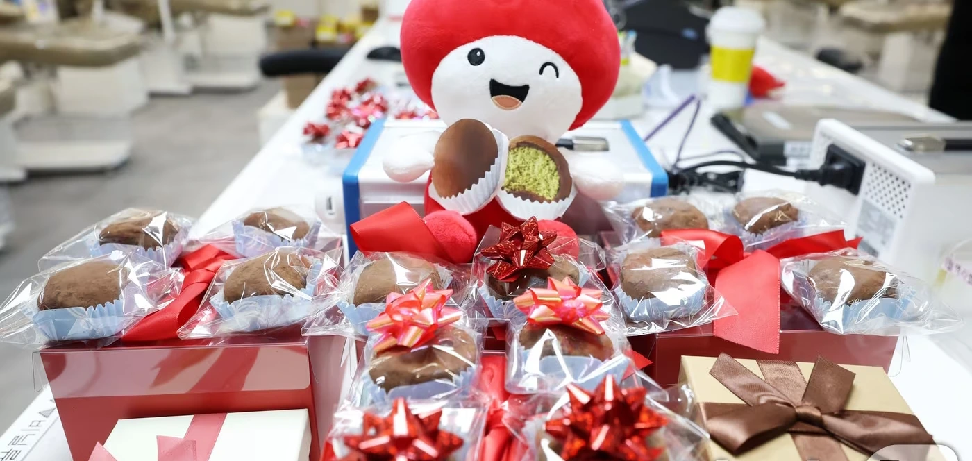 품귀 현상 ' >출처 = 뉴스1
<p>대한적십자사 서울동부혈액원이 최근 MZ세대 사이에서 품귀 현상을 빚고 있는 '두바이 쫀득 쿠키(두쫀쿠)'를 헌혈 기념품으로 증정하며 폭발적인 반응을 이끌어냈습니다. 지난 23일, 광화문센터를 포함한 서울 14개 헌혈의 집에서 진행된 이 이벤트로 인해 당일 헌혈 인원이 전주 대비 <strong>약 2.5배(188명→466명)</strong> 급증했습니다. 현장을 찾은 시민들은 