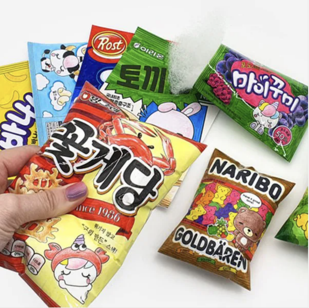 Z세대가 ' >출처 = ssg.com
<p>종이스퀴시는 종이와 테이프만 있으면 누구나 만들 수 있다는 게 가장 큰 장점이에요. 브랜드가 우리 제품의 패키지를 그대로 살린 공식 도안을 무료로 배포해보는 건 어떨까요? 지금은 비공식적으로 유저들이 직접 출력해 만들고 완성본을 인증하고 있는데요, 브랜드 채널에서 공식 도안을 배포하고 인증샷을 바이럴한다면 '딥 인게이지먼트'를 만들어낼 수 있을 거예요. 혹은 블라인드백 챌린지를 열어&nbsp;여러 가지 제품 라인업을 도안으로 만들고, 