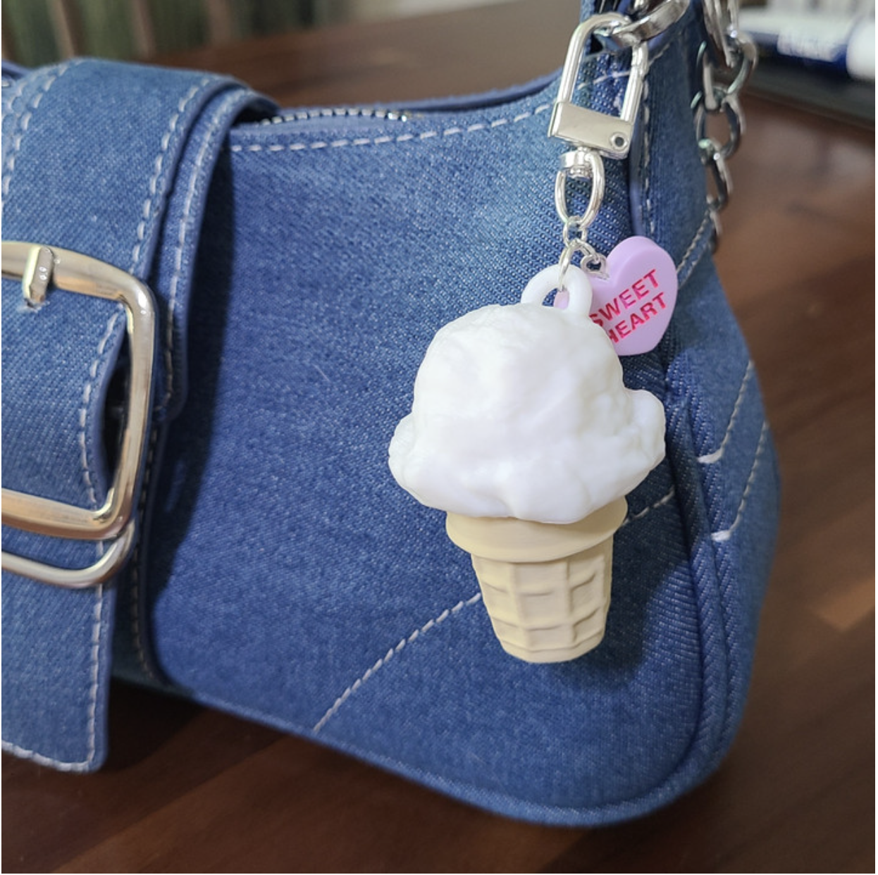 Z세대가 ' >출처 = 레이어러버
<p>클리커는 책상 위에 두거나 키링으로 항상 들고 다닌다는 점에서 브랜드 노출 빈도가 아주 높아요. 우리 브랜드가 차분한 이미지라면 부드럽고 조용한 축을, 활기찬 이미지라면 경쾌한 소리가 나는 축을 활용한 클리커 키링을 굿즈로 제작해보는 건 어떨까요?</p>
<p>이런 촉각 캠페인을 기획할 예정이라면, 아래와 같은 포인트를 고려해야합니다.</p>
<p><strong>진입 장벽은 낮게:</strong>&nbsp;종이스퀴시라면 집안에 있는 재료(솜, 테이프)로도 충분히 만들 수 있게 난이도를 조절하는 게 핵심이에요.</p>
<p><strong>굿즈처럼 예쁘게:</strong>&nbsp;로고를 크게 강조하기보다는, 캐릭터화하거나 감각적인 일러스트로 풀어내서 고객이 기꺼이 자신의 책상 위에 두고 싶게 만들어야 해요.</p>
<p><strong>숏폼을 고려한 연출:</strong>&nbsp;제작 과정은 빠르게 보여주고, 완성된 결과물을 누를 때는 소리를 극대화한 'ASMR 컷'을 꼭 포함해 보세요. 시각과 청각이 만나야 촉각의 경험이 완성되거든요.</p>
<h3></h3>
<p>지금까지 요즘 세대가 왜 그토록 '손맛'에 진심인지, 그리고 우리는 이 흐름을 어떻게 활용할 수 있을지 함께 살펴봤습니다.</p>
<p>마케팅의 영역이 점차 디지털과 가상 세계로 확장되고 있지만, 결국 우리 고객은&nbsp;<strong>'실재하는 감각'을 가진 사람</strong>이라는 점을 잊지 말아야 합니다. 정성껏 만든 종이스퀴시를 만지작거리고, 책상 위 클리커를 딸깍거리는 그 짧은 순간들이 모여 브랜드에 대한 특별한 애착을 만들어내니까요.</p>
<p>여러분의 브랜드는 지금 고객에게 어떤 감각으로 기억되고 있나요? 오늘 제가 제안해 드린 아이디어들이 여러분의 책상 위에 새로운 영감이 되었길 바랍니다. 고객의 손끝을 공략하는 재미있는 실험을 시작해보세요!</p>
<blockquote>
<p><strong>오늘의 소마코 콕📌</strong></p>
<p>✔️스마트폰 액정의 매끄러운 촉감에 지친 Z세대는 종이스퀴시의 '바스락' 소리와 클리커의 '딸깍'거리는 저항감에서 스트레스를 해소하고 심리적 안정감을 얻습니다.<br>✔️내가 직접 만지지 않아도 타인의 촉각 아이템 영상을 보며 대리 만족을 느끼는 시청 패턴이 확고해졌으며, 이는 숏폼 알고리즘을 타고 브랜드가 글로벌하게 확산될 수 있는 강력한 무기가 됩니다.<br><strong>✔️</strong>브랜드 도안을 통해 스퀴시를 직접 만들게 함으로써 고객의 체류 시간을 늘리고, 책상 위 상시 비치되는 굿즈로 일상의 접점을 확보하는 '손맛 전략'이 저비용 고효율의 마케팅 대안이 될 수 있습니다.</p>
</blockquote>
<div ></div>
<img src=