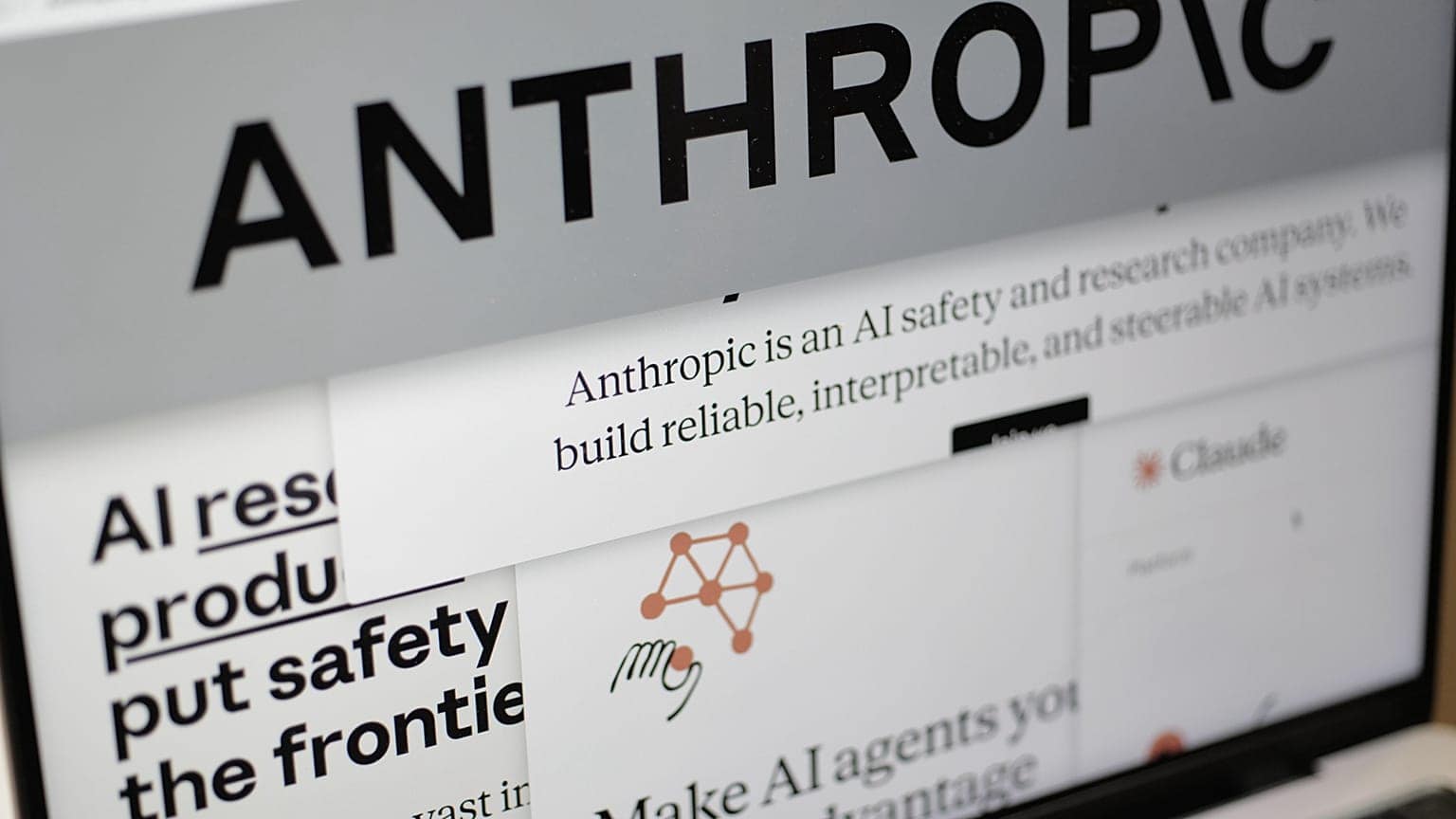 AI 워터마크, 교정만 맡겨도 남는다 | 재료 단계에만 쓰면 안 남아 8 FILE - Pages from the Anthropic website and the company's logo are displayed on a computer screen in New York, Feb. 26, 2026. (AP Photo/Patrick Sison, File)