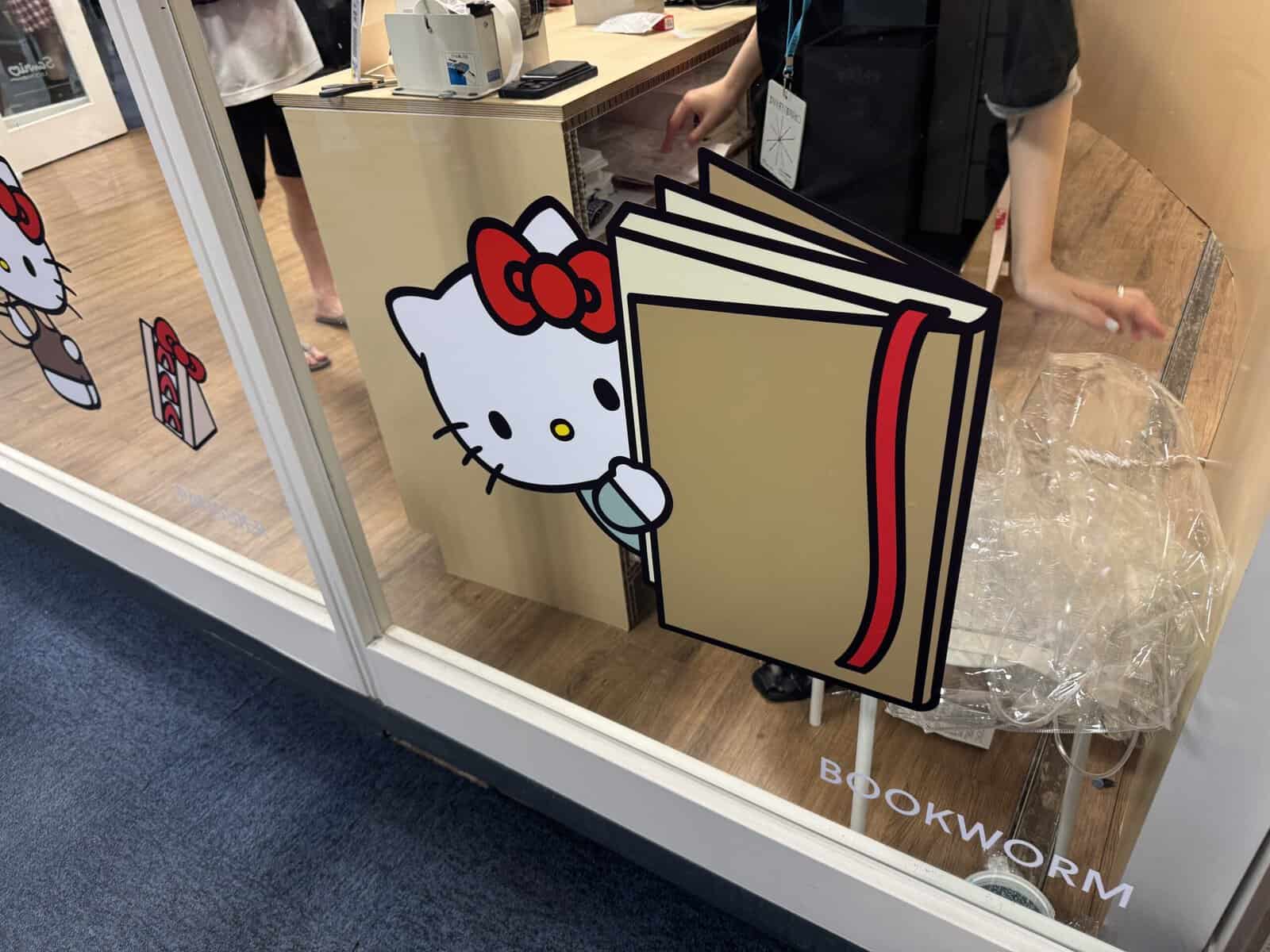 올해 더 커진 인벤타리오! 103개 브랜드 속 눈에 띈 부스의 공통점 4가지 48 유리벽 너머로 보이는 포인트오브뷰와 헬로키티 협업 부스, 책을 문 헬로키티 일러스트