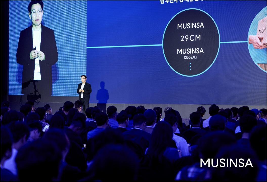 무신사 - 상품만 가져오세요, 전 세계로 뿌려드립니다 Go global with 무신사 15 무신사