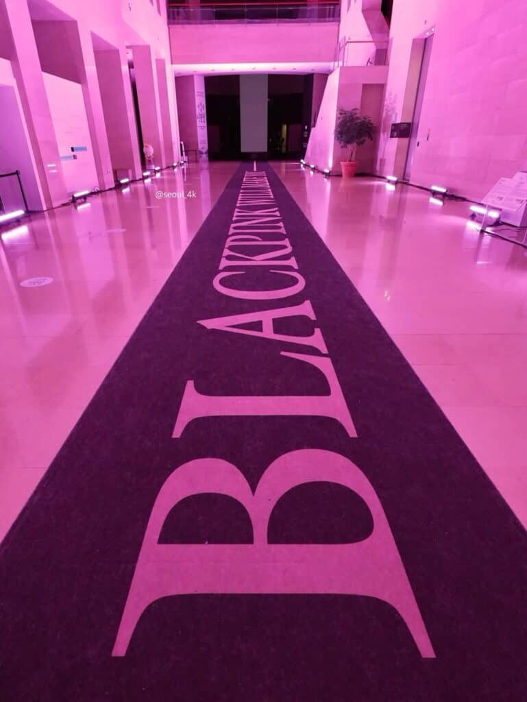국립중앙박물관 내부 '역사의 길'에 설치된 블랙핑크 로고 카펫과 핑크 라이팅 조명 연출 전경