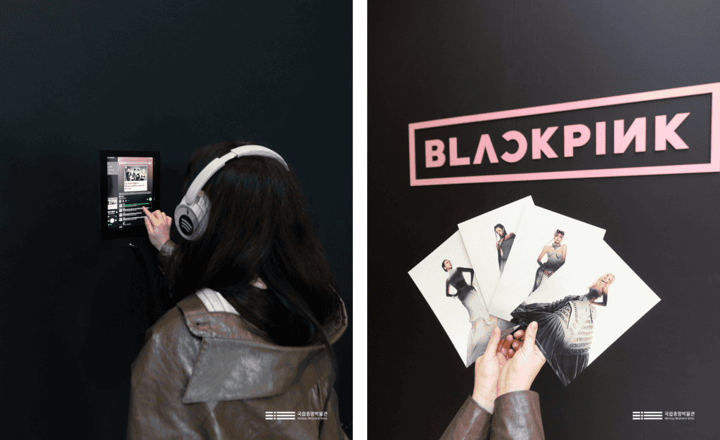 국립중앙박물관에서 블랙핑크 멤버 음성 도슨트를 듣는 관람객과 증정용 한정판 유물 엽서 굿즈