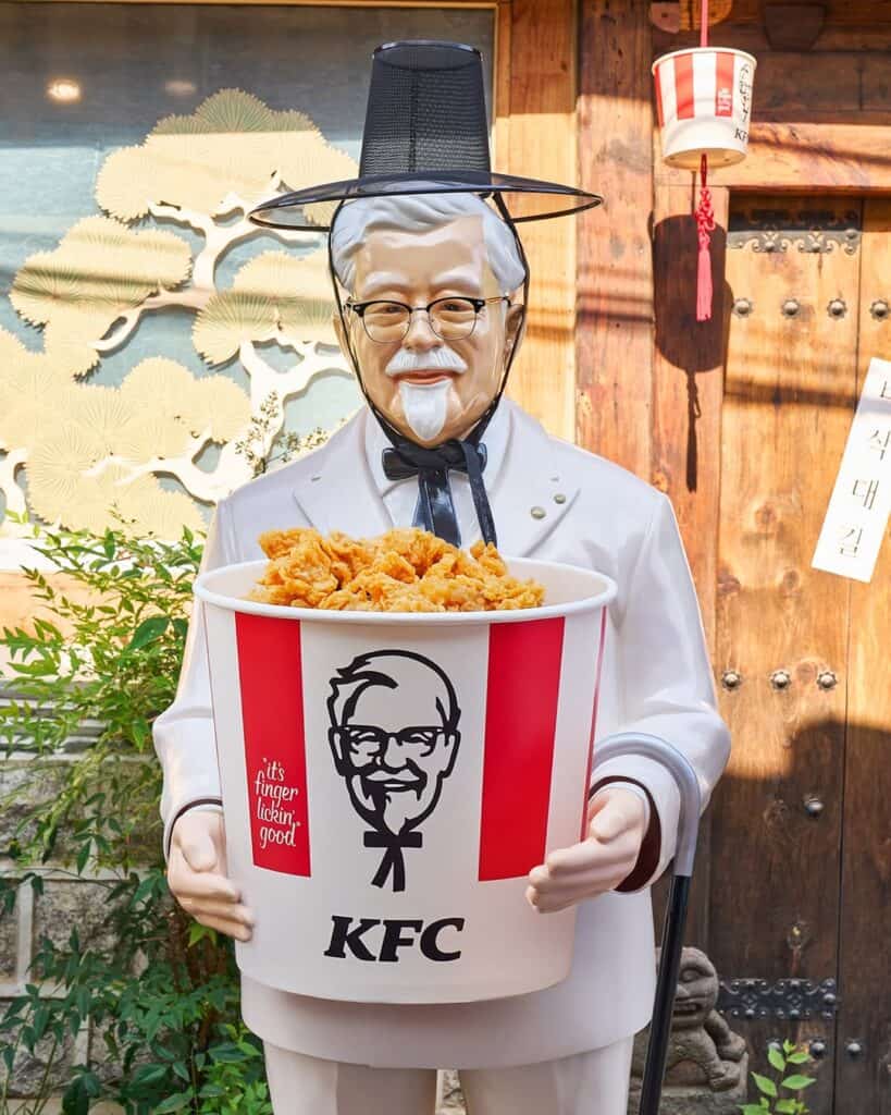 KFC 켄터키 할아버지가 갓을 쓴 이유, 북촌 팝업 3가지 전략 7 KFC 북촌 한옥마을 팝업 입구에서 갓을 쓰고 치킨 버킷을 든 커넬 샌더스 동상