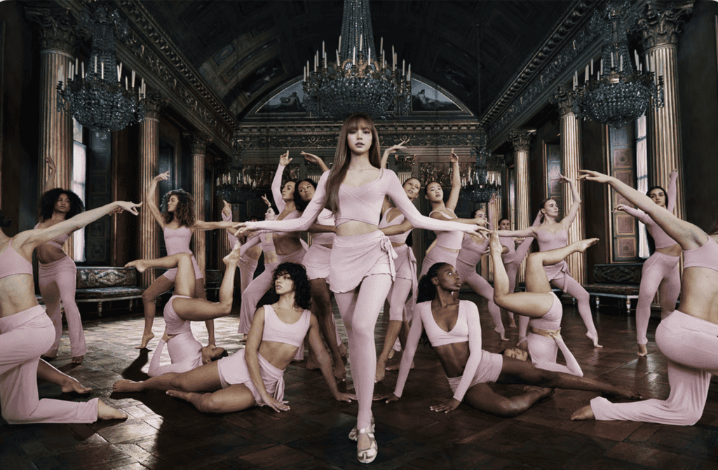 나이키스킴스 캠페인에 등장한 리사 